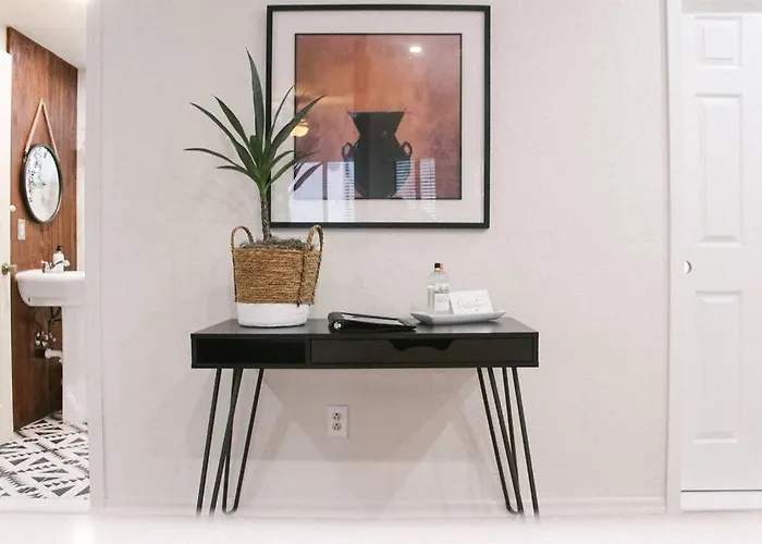 Charming Southwest Blocks To Dntwn Apartment *